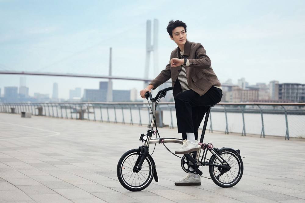 BREITLING跨界联名推出首款中国限量版凯发K8国际轻盈随时 BROMPTON x(图5)